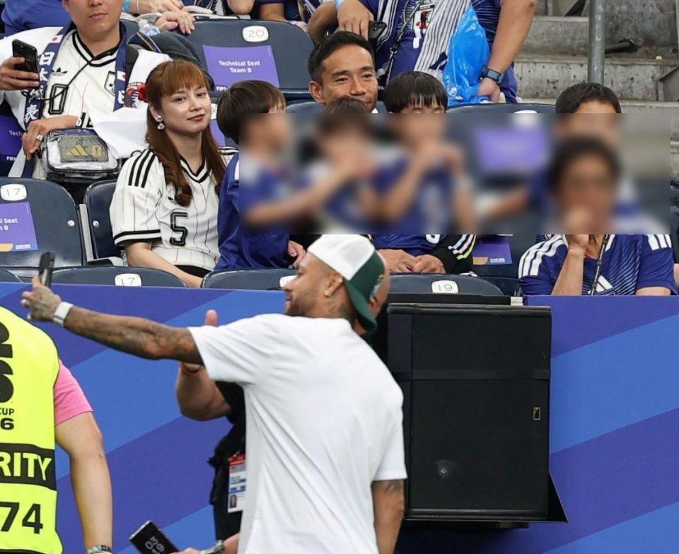 試合後、ブラジル代表のネイマール（手前）を見つめる平愛梨（左）と長友＝ヒューストンスタジアム（撮影・中田匡峻）※画像の一部を加工しています