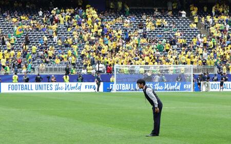 ブラジルに敗れ、スタンドに一礼する日本代表・森保一監督（撮影・中田匡峻）