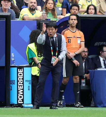 後半、声を張り上げる森保一監督（撮影・中田匡峻）