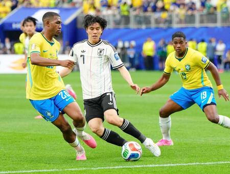 　試合終了間際、ボールを奪われる田中（中央）＝ヒューストン（共同）