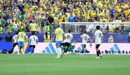 後半、マルチネリに勝ち越しのゴールを許す鈴木彩艶（中央奥）＝撮影・中田匡峻
