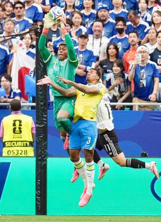 　前半、ボールに飛びつくＧＫ鈴木彩（共同）