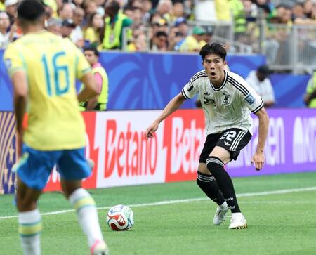 前半、攻める冨安健洋＝ヒューストンスタジアム（撮影・中田匡峻）