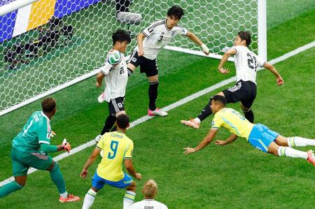 　後半、ゴール中央でブロックする冨安（共同）