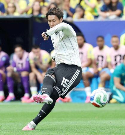 　前半、ＦＫでゴールを狙う鎌田