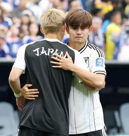 　堂安（左）と抱き合う久保