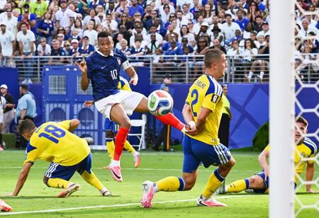 前半終了間際、先制ゴールを決めるフランスのエムバペ（左から２人目）＝ゲッティ＝共同