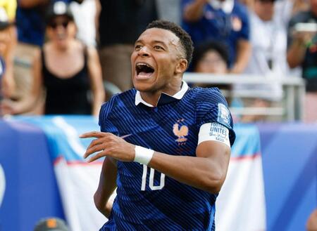 フランス－スウェーデン　後半、チーム３点目のゴールを決め喜ぶフランスのエムバペ＝ニューヨーク（共同）
