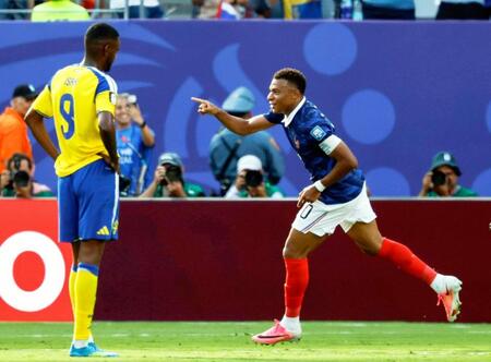 フランス－スウェーデン　前半終了間際、先制ゴールを決め駆け出すフランスのエムバペ（右）＝ニューヨーク（共同）