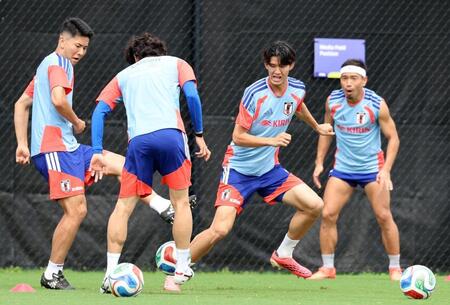 ブラジル戦に向けて調整する後藤（右から２人目）