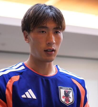 取材を受ける日本代表・大迫敬介＝米・ヒューストン