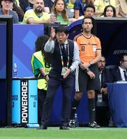 後半、声を張り上げる森保一監督（撮影・中田匡峻）