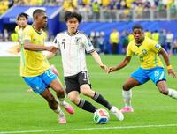 　試合終了間際、ボールを奪われる田中（中央）＝ヒューストン（共同）