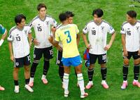 　試合後、塩貝に声をかけるガブリエル（３）（共同）