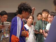 取材中、うつむく田中碧