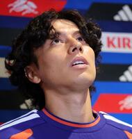 取材中、上を見上げる日本代表・田中碧