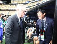 試合前、ブラジルのアンチェロッティ監督（左）と言葉を交わす森保監督
