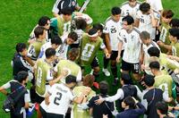 日本－ブラジル　後半、飲水タイムにチームを鼓舞する長友（中央）＝ヒューストン（共同）