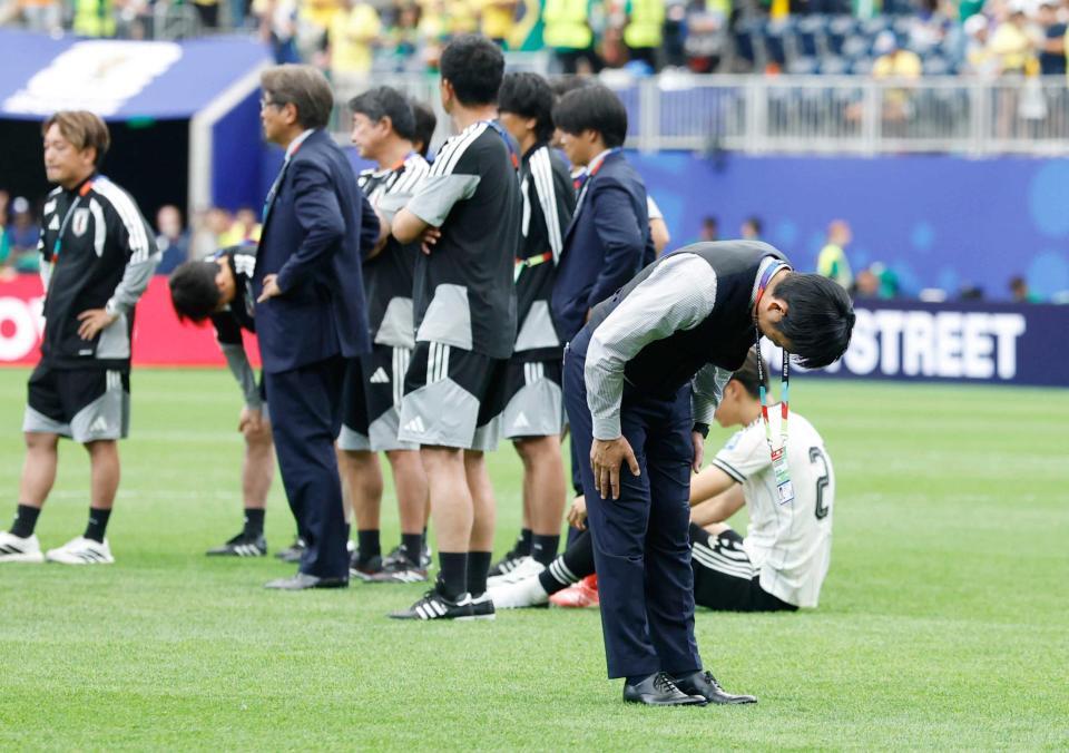 　ブラジルに敗れ、サポーターに一礼する森保監督（右手前）＝ヒューストン（共同）