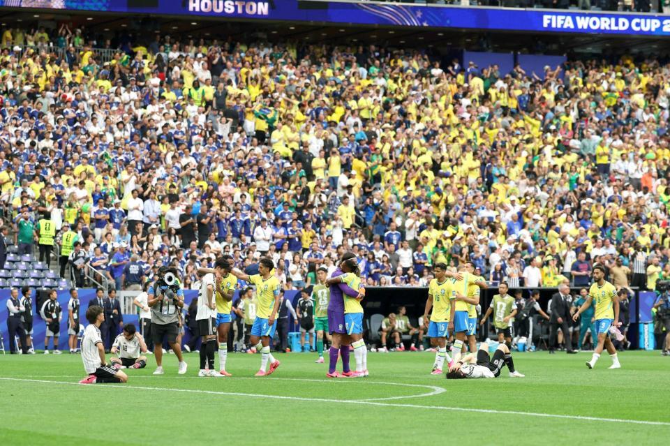 　ブラジルに敗れ、肩を落とす日本の選手たち（撮影・中田匡峻）