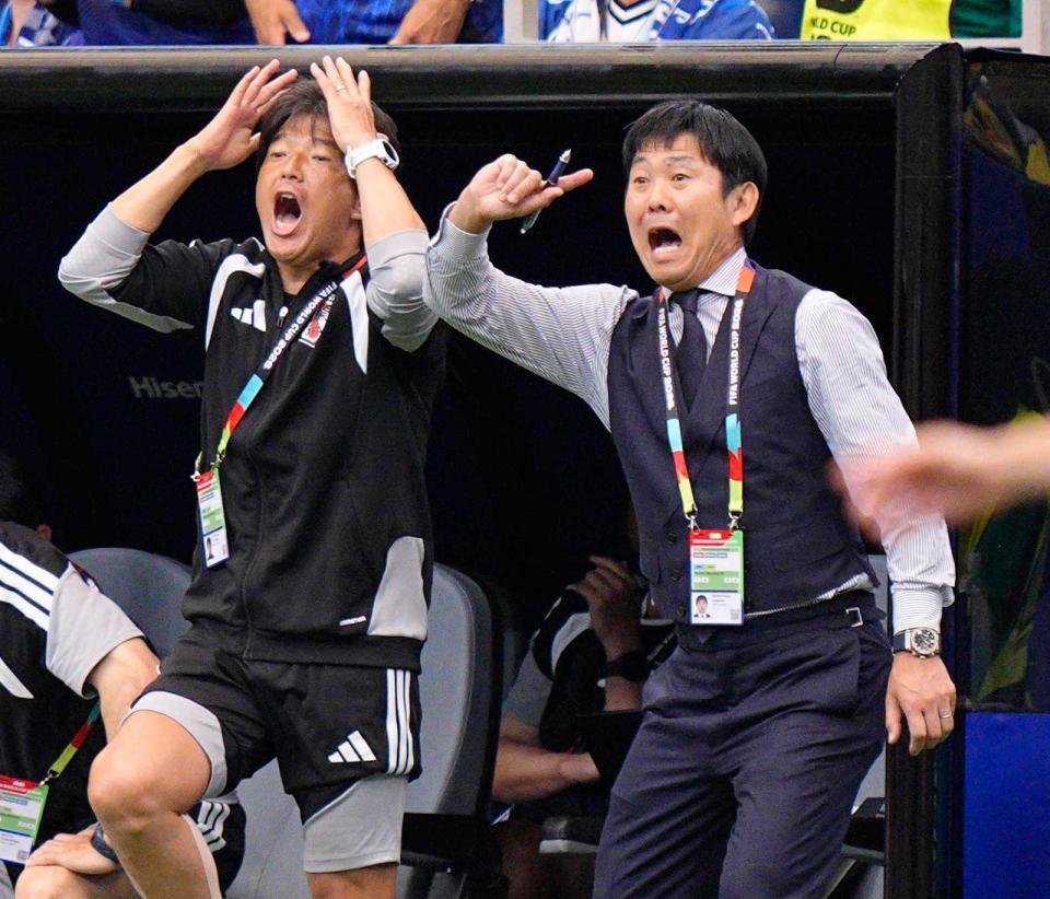 　後半、アピールする森保監督（右）（共同）