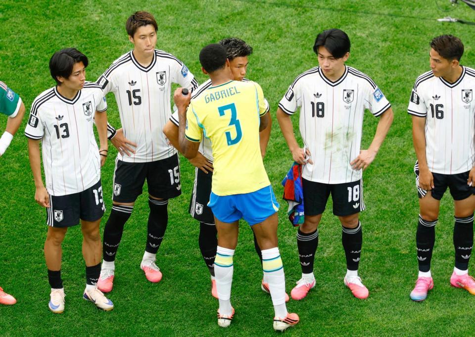 　試合後、塩貝に声をかけるガブリエル（３）（共同）