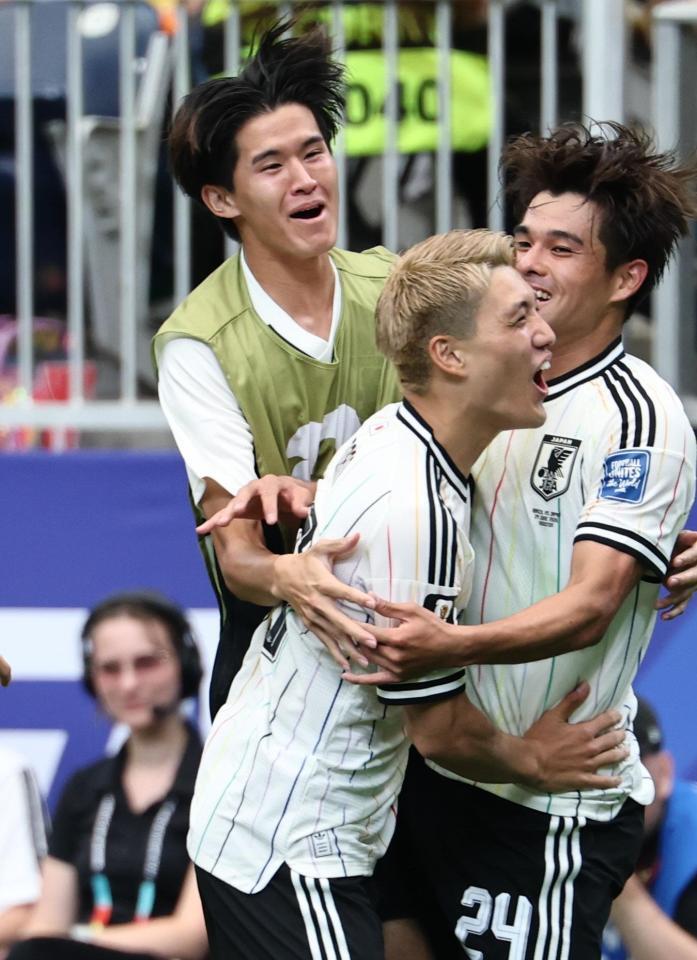 日本－ブラジル　前半、先制ゴールを決めた佐野（右）と抱き合う後藤（左）