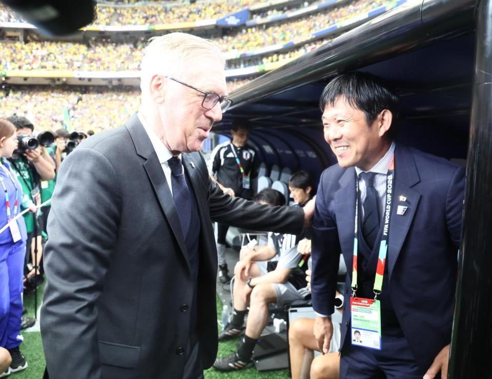 試合前、ブラジルのアンチェロッティ監督（左）と言葉を交わす森保監督