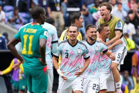 　セネガルに逆転勝ちし、喜ぶベルギーの選手たち（右側）＝シアトル（ＡＰ＝共同）