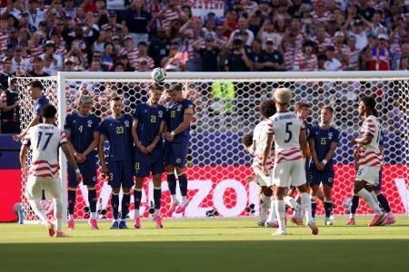 　米国-ボスニア・ヘルツェゴビナ　後半、ＦＫでチーム２点目のゴールを決める米国のティルマン（１７）＝サンフランシスコ（ＦＩＦＡ提供・ゲッティ＝共同）