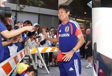 帰国前にサポーターと交流する森保監督（右）