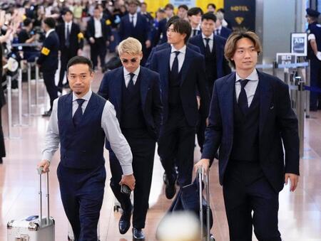 サッカーＷ杯北中米３カ国大会を終え、帰国した板倉（右端）ら＝２日午後、羽田空港