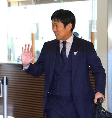 出迎えたサポーターに手を振る森保監督（撮影・西岡正）