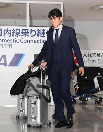 帰国した冨安健洋（撮影・園田高夫）