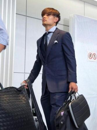 サッカーＷ杯北中米３カ国大会を終え帰国した久保＝２日午後、成田空港