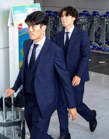 サッカーＷ杯北中米３カ国大会を終え帰国した田中。手前は冨安＝２日午後、成田空港