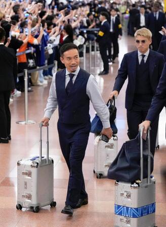 サッカーＷ杯北中米３カ国大会を終え帰国した長友（左）と堂安＝２日午後、羽田空港