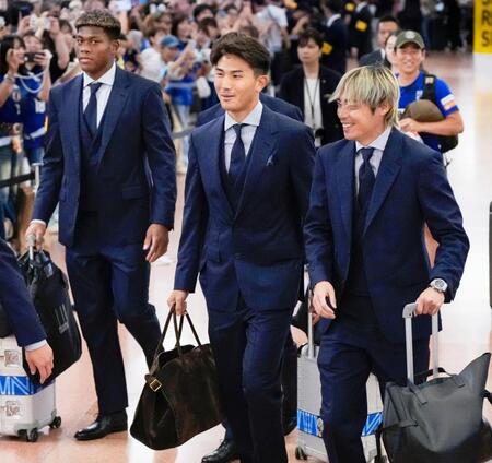サッカーＷ杯北中米３カ国大会を終え帰国した（右から）伊東、渡辺、ＧＫ鈴木彩＝２日午後、羽田空港
