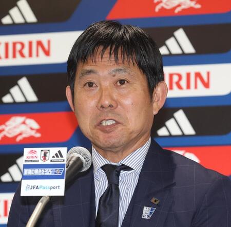 帰国し会見をする森保一監督（撮影・佐々木彰尚）
