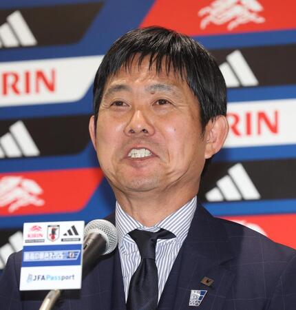 会見で笑顔を見せる森保一監督（撮影・佐々木彰尚）