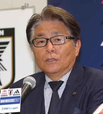 会見をする山本昌邦技術委員長（撮影・佐々木彰尚）