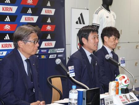 会見をする（左から）山本昌邦技術委員長、森保一監督、宮本恒靖会長（撮影・佐々木彰尚）