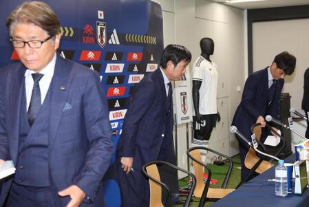 会見を終えて一礼をする森保一監督（中央）＝撮影・佐々木彰尚