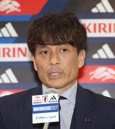 会見をする宮本恒靖会長（撮影・佐々木彰尚）