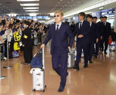帰国した（左から）日本代表・堂安律、小川航基、谷口彰悟、塩貝健人、鈴木淳之介（撮影・西岡正）