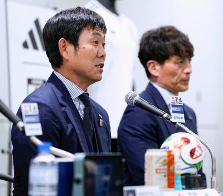 　サッカーＷ杯北中米３カ国大会を終え帰国し、記者会見する森保一監督。奥は日本サッカー協会の宮本恒靖会長＝２日、東京都内