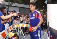 帰国前にサポーターと交流する森保監督（右）