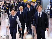 サッカーＷ杯北中米３カ国大会を終え、帰国した板倉（右端）ら＝２日午後、羽田空港