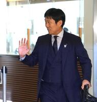 出迎えたサポーターに手を振る森保監督（撮影・西岡正）