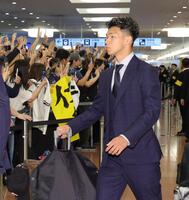 サッカーＷ杯から帰国した日本代表・塩貝健人（撮影・西岡正）